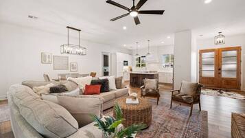 Smart TV, fireplace