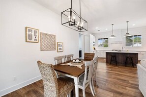 Dining - Cozy, sassy & fun! NEW modern farmhouse!! (New Ulm)