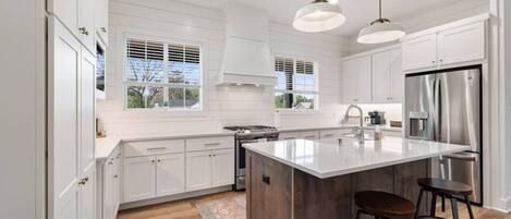 Kylskåp, mikrovågsugn, ugn och diskmaskin