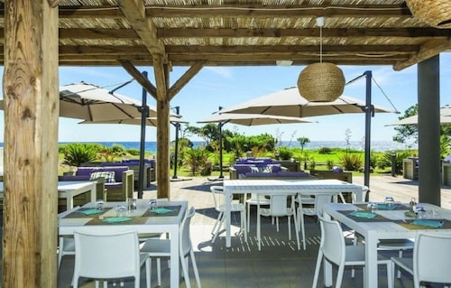 The Costa verde with its feet in the water, garden and beachfront