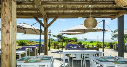The Costa verde with its feet in the water, garden and beachfront