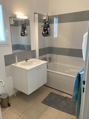 Badkar, hårtork, bidé och toalettpapper
