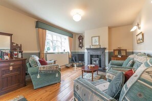 Televisión, chimenea y oficina 