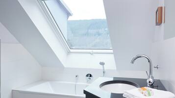 Exclusive-Doppelzimmer | Badezimmer | Haartrockner, Handtücher, Seife, Shampoo