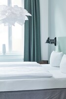 Escritorio, wifi gratis y ropa de cama 