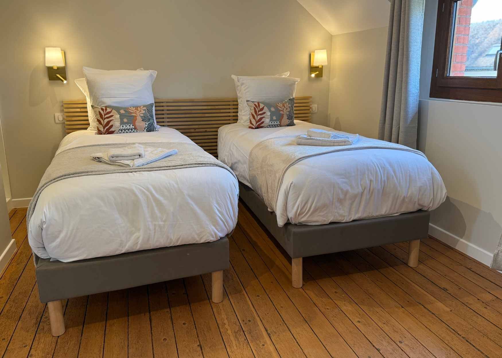 Pimennysverhot, silitysrauta/-lauta, ilmainen Wi-Fi, vuodevaatteet