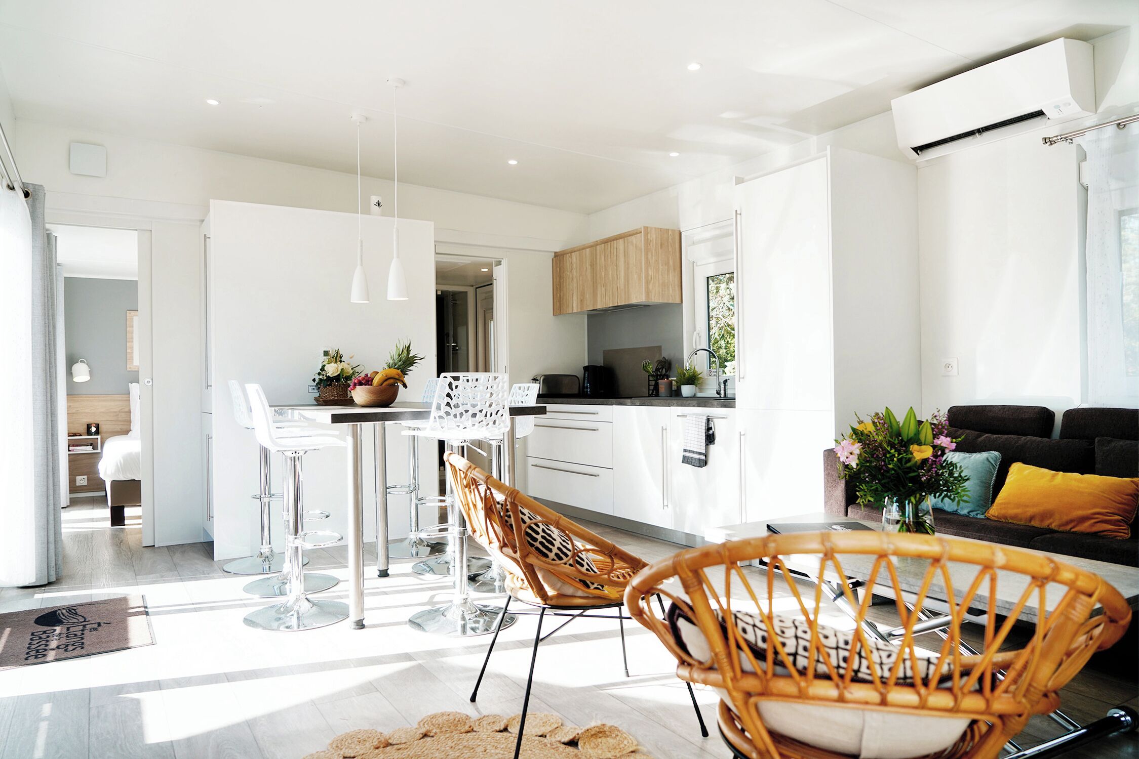 Rengjøringsutstyr og spisebord