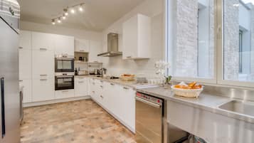 Villa Carpe Diem | 私人厨房 | 清洁用品、餐桌