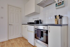 Private kitchen - Lovely Studio Near Beach & Town Centre (Bournemouth)