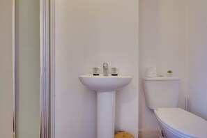 Shower - Lovely Studio Near Beach & Town Centre (Bournemouth)