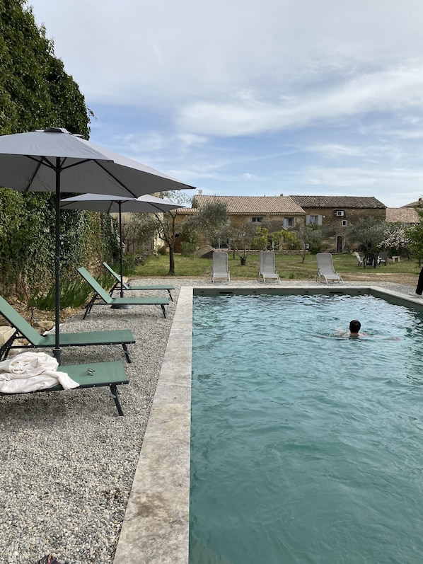 حمّام سباحة خارجي، حمّام سباحة مُدفَّأ