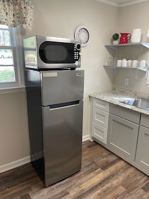 Fridge, microwave, coffee/tea maker, cookware/dishes/utensils - Cozy cottage quiet and secluded but close to everything. (Seneca)