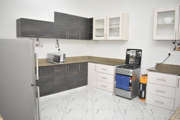 Fridge, microwave, blender, cookware/dishes/utensils