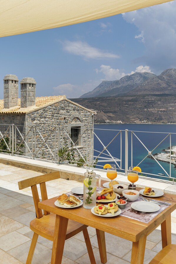 Petit déjeuner buffet (30 EUR par personne)