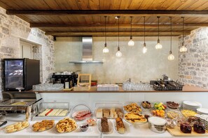 Buffet déjeuner servi tous les jours en supplément