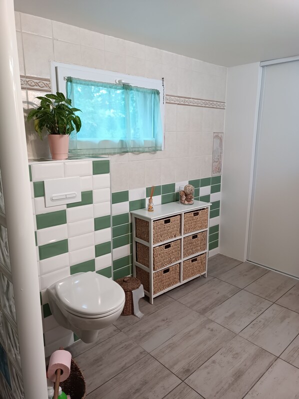 Shower, hair dryer - GITE LES TOURNESOLS FOR QUIET VACATIONS (Saint-Michel-Escalus)