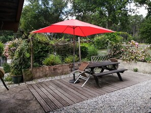 Outdoor dining - GITE LES TOURNESOLS FOR QUIET VACATIONS (Saint-Michel-Escalus)