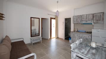 Superior-Apartment, Balkon | Wohnbereich | Flachbildfernseher
