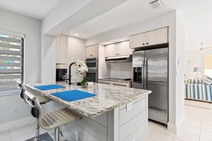 Fridge, oven, stovetop, dishwasher