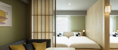 Una habitación de hotel moderna con sofá, dos camas, un separador de madera y vistas por la ventana.