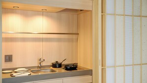 Kamar, Bebas Asap Rokok, dapur kecil (OMO House) | Seprai premium, brankas, kedap suara, dan Wi-Fi gratis