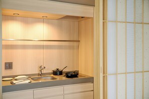 Ropa de cama de alta calidad y caja de seguridad en la habitación 