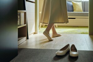 Ropa de cama de alta calidad y caja de seguridad en la habitación 