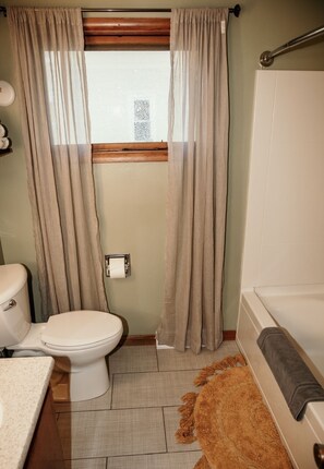 シャワー付き浴槽、ヘアドライヤー、タオル、石鹸