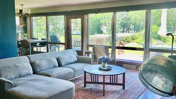 Smart-tv, tv-spel, böcker och en stereo