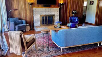 Smart-tv, tv-spel, böcker och en stereo