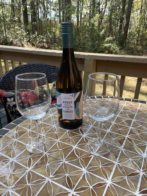 Una botella de vino sobre una mesa con dos copas.