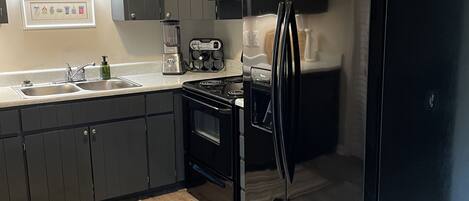 Refrigerador, microondas, horno y parrilla de estufa