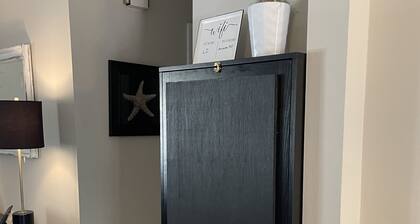 Boardwalk Beach Bungalow!10 minutes to Wrightsville Beach. Minutes to downtown.