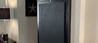 Boardwalk Beach Bungalow!10 minutes to Wrightsville Beach. Minutes to downtown.