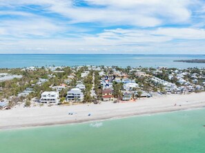 Sun-loungers, beach towels - Ready for Rentals- All New Kitchen- Stunning Interior (Captiva)