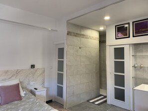 1 habitación, tabla de planchar con plancha, wifi gratis y ropa de cama 