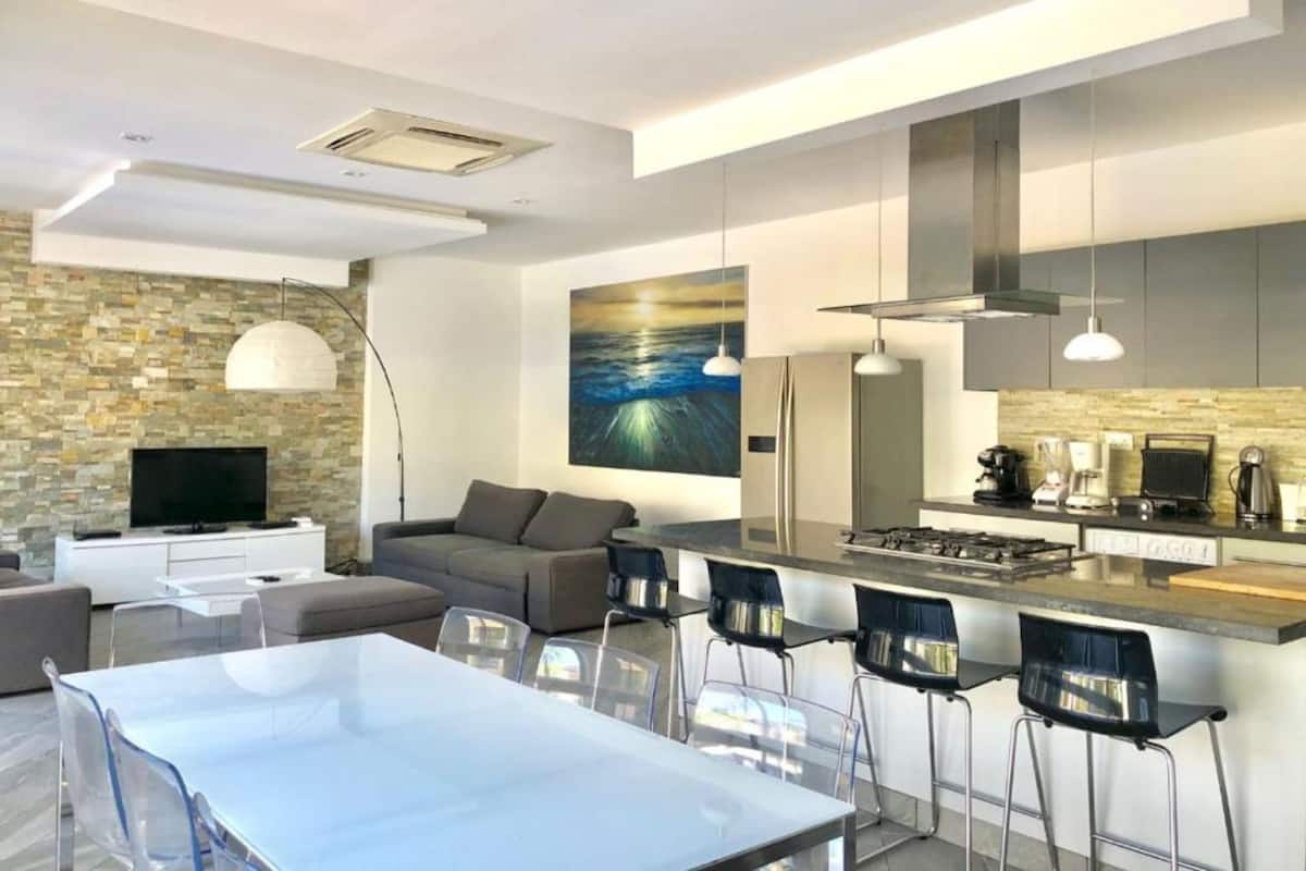 Apartamento, 2 quartos | Área de estar | TV