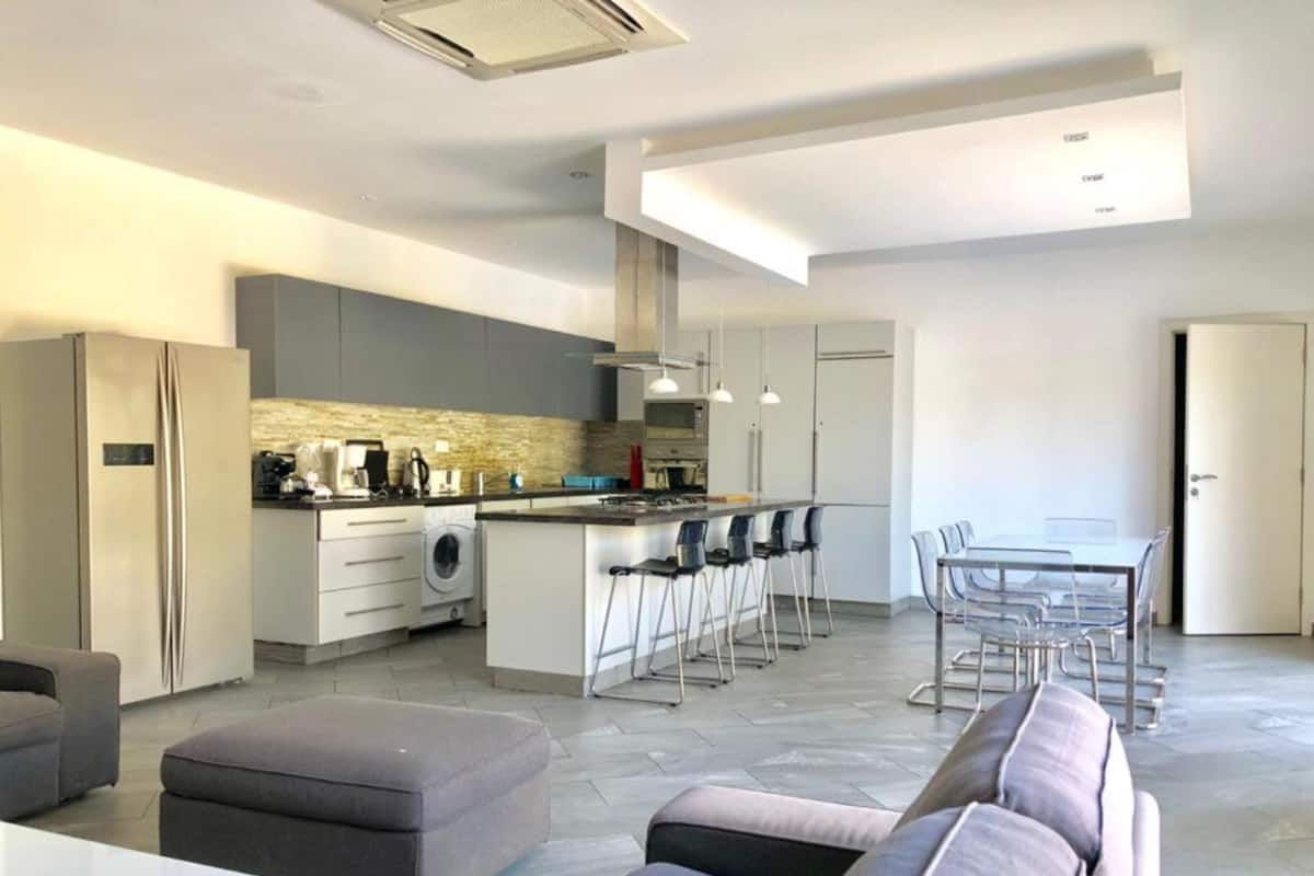 Apartamento, 3 quartos | Área de estar | TV