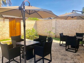Outdoor dining - Stay.Plus Diani Luxe Villas (Diani Beach)