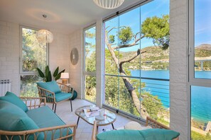 Unclassified image, 4 of 52, button