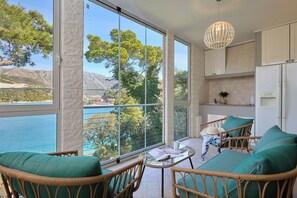 Unclassified image, 5 of 52, button