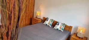 Ein Schlafzimmer mit einem Bett, zwei Nachttischen und zwei Wandlampen.