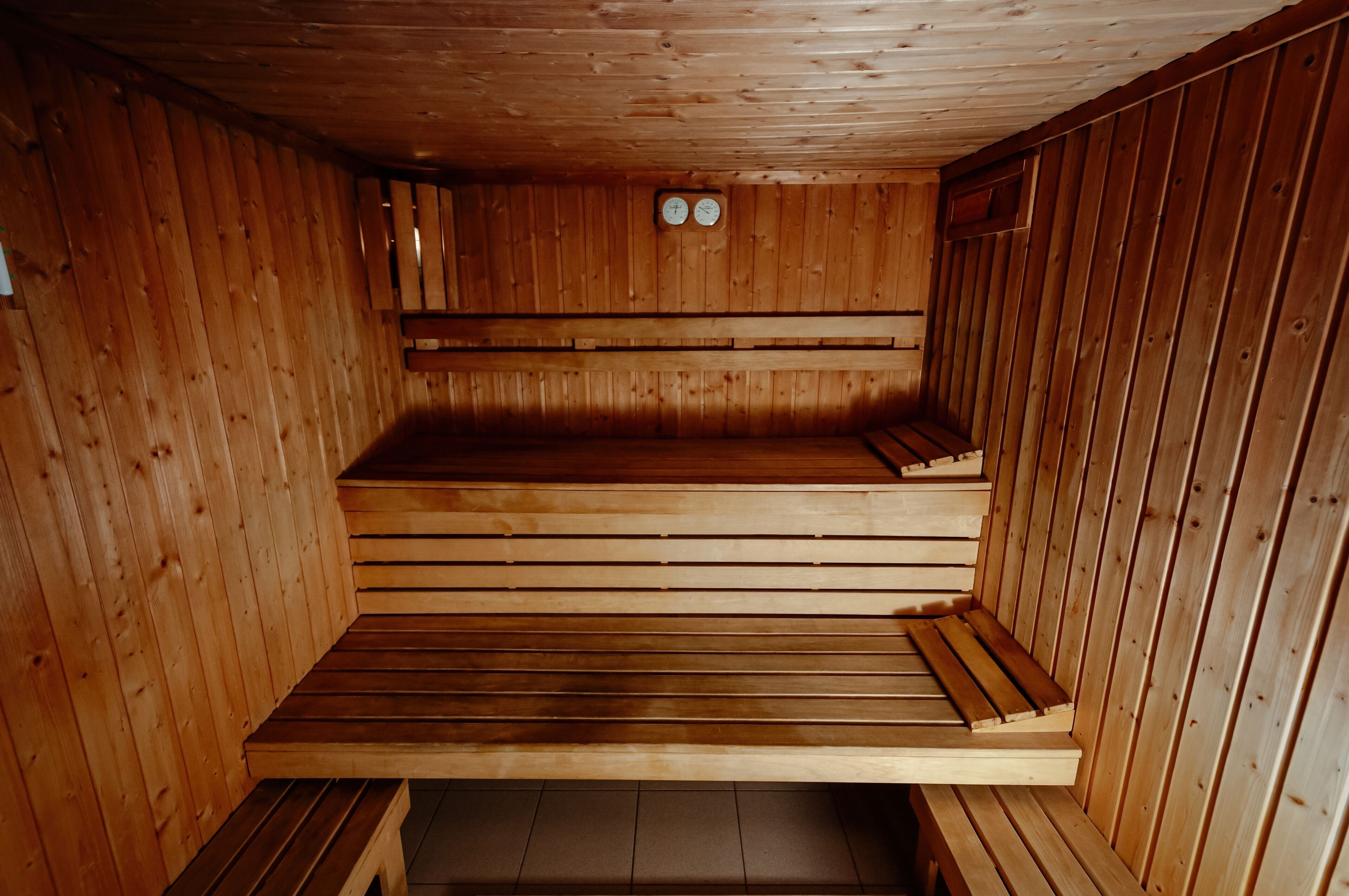 Couples treatment rooms, body treatments, hot stone massages