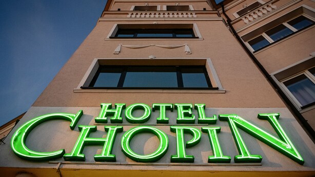 Ein Gebäude mit einem Schild, auf dem 'HOTEL CHOPIN' steht.