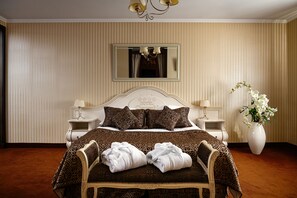 익스클루시브 스튜디오 스위트 | 저자극성 침구, 책상, 방음 설비, WiFi