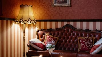 Couples treatment rooms, body treatments, hot stone massages