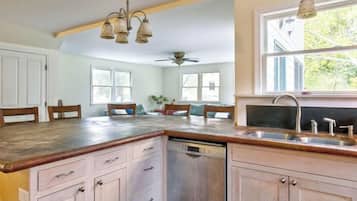 冰箱、微波炉、烤箱、炉灶