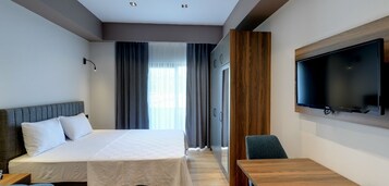 Quarto casal luxo | Frigobar, escrivaninha, espaço de trabalho para notebook