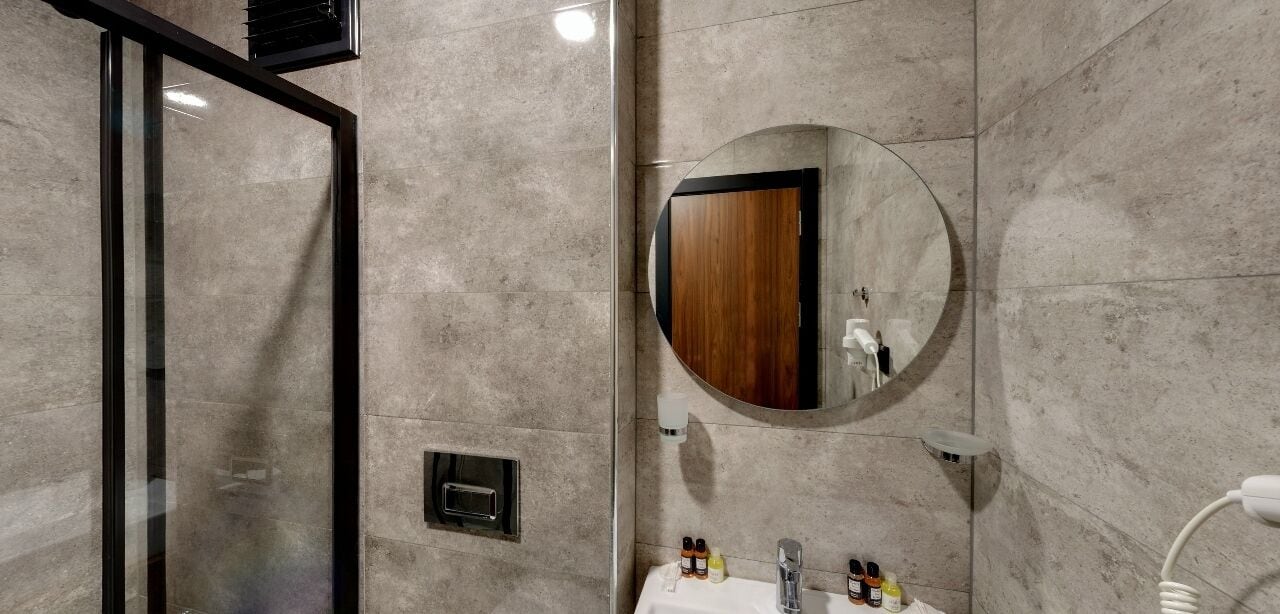 Shower, rainfall showerhead, free toiletries, hair dryer