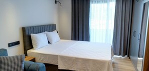Deluxe Twin kamer | Een minibar, een bureau, een laptopwerkplek, een strijkplank/strijkijzer